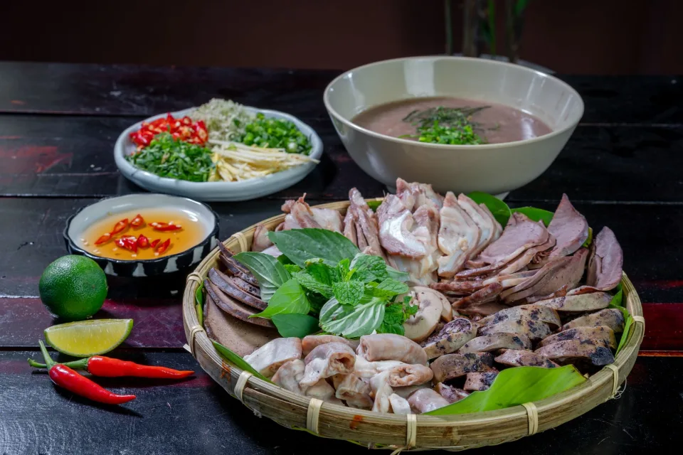 Bàn ăn ấm cúng tại Xóm Lều
