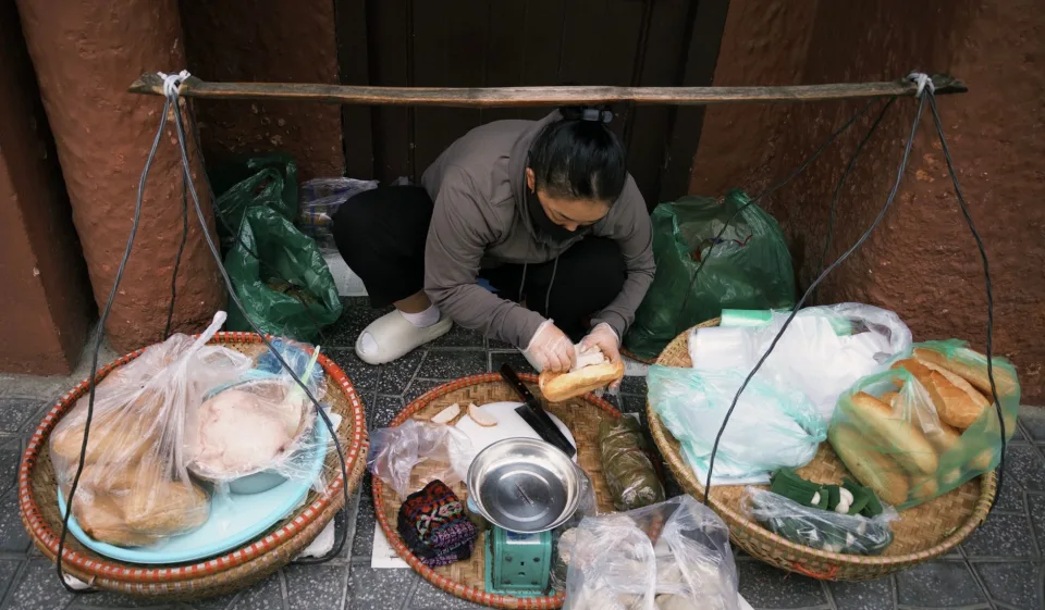 Kệ gia vị và chén đũa